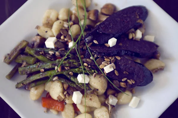 Gnocchi-Gericht mit Spargel und dunkler Wurst — Stockfoto