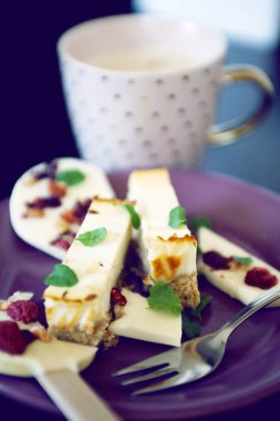 peynir pasta tatlı çikolata lolipop ve kahve fincanı