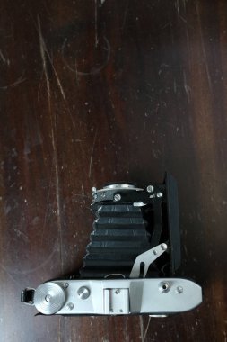 Vintage fotoğraf makinesi bir kahverengi ahşap yüzeye