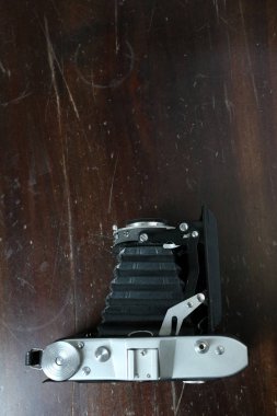 Vintage fotoğraf makinesi bir kahverengi ahşap yüzeye