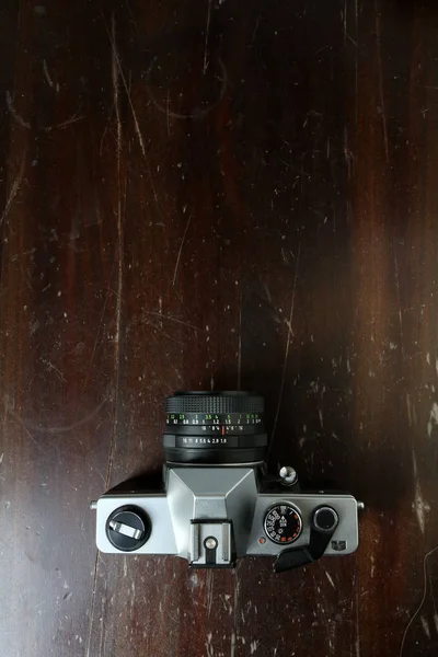 Vintage Photo Camera em uma superfície de madeira marrom — Fotografia de Stock