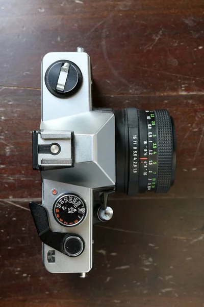 Vintage Photo Camera em uma superfície de madeira marrom — Fotografia de Stock