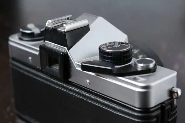 Vintage fotoğraf makinesi bir kahverengi ahşap yüzeye — Stok fotoğraf
