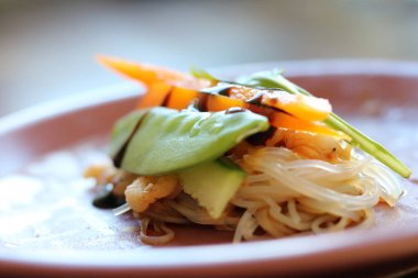 Açık yaz rulo bir plaka üzerinde