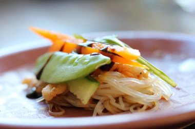 Açık yaz rulo bir plaka üzerinde