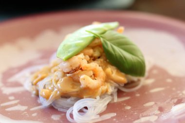 Açık yaz rulo bir plaka üzerinde