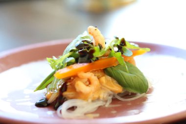 Açık yaz rulo bir plaka üzerinde