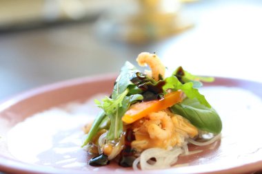 Açık yaz rulo bir plaka üzerinde