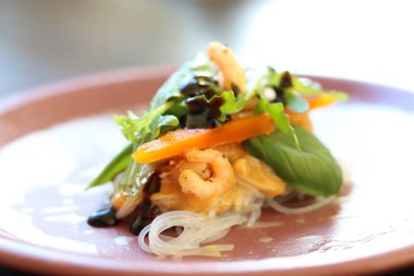 Açık yaz rulo bir plaka üzerinde