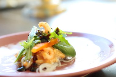 Açık yaz rulo bir plaka üzerinde