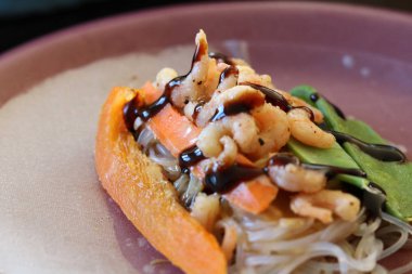 Açık yaz rulo bir plaka üzerinde