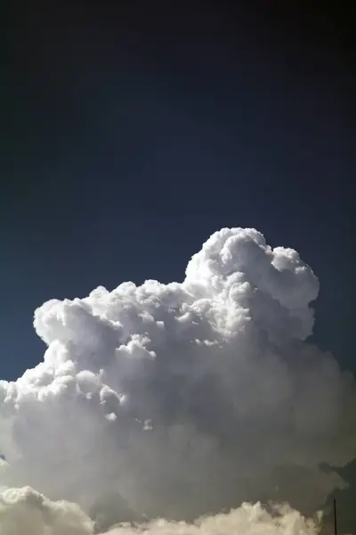 Dramatic white clouds on blue sky — Stock Photo, Image