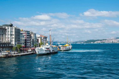 Istanbul'da yolcular için bekleyen bir tekne