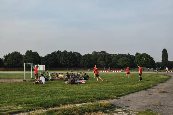 Futbol oynayan gençler 