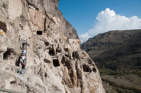 Vardzia - antik kentin kayalarda