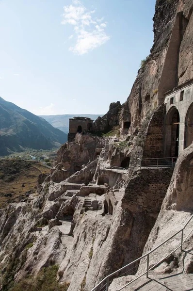 Vardzia - antik kentin kayalarda