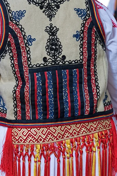 Detalle del traje popular rumano tradicional para mujeres — Foto de Stock