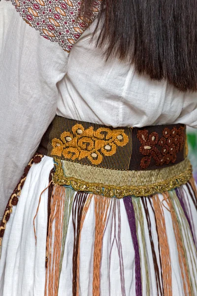 Dettaglio del costume popolare tradizionale rumeno della zona di Banat, Rom — Foto Stock