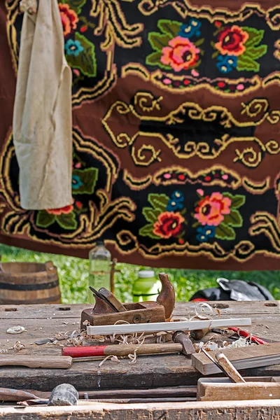 Strumenti tradizionali per la lavorazione del legno e un dorso specifico rumeno — Foto Stock