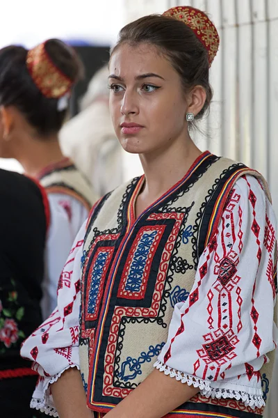 Ung kvinna från Rumänien i traditionell dräkt — Stockfoto