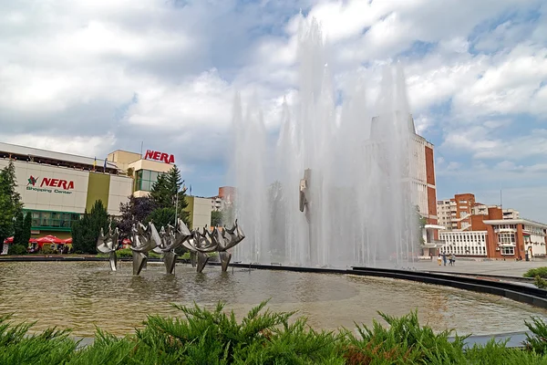Кинетический фонтан, расположенный на центральной площади Resita, Romani — стоковое фото