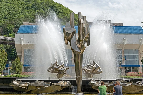 Кинетический фонтан, расположенный на центральной площади Реситы, Румыния — стоковое фото