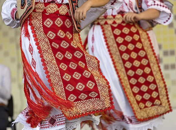 Detalhe de trajes populares romenos tradicionais para mulheres — Fotografia de Stock