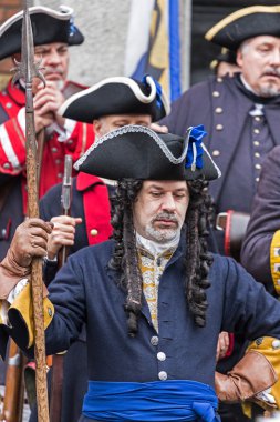 Bir ortaçağ portresi asker o sokakta yürüyen