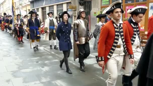 Soldados medievales marchando por la calle — Vídeo de stock