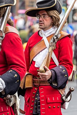 Bir ortaçağ portresi asker o sokakta yürüyen