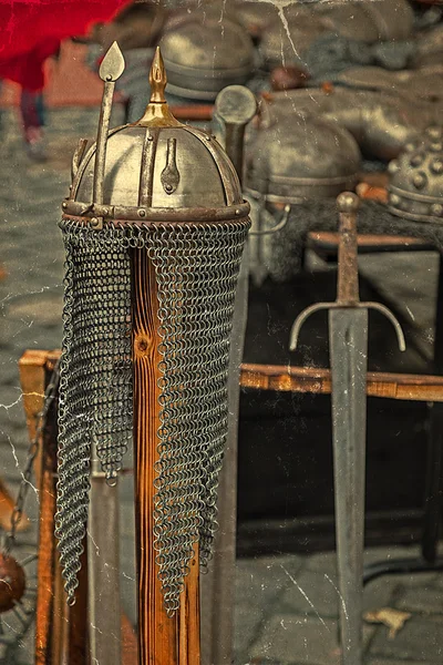 Старая открытка с броней и средневековым оружием на выставке — стоковое фото