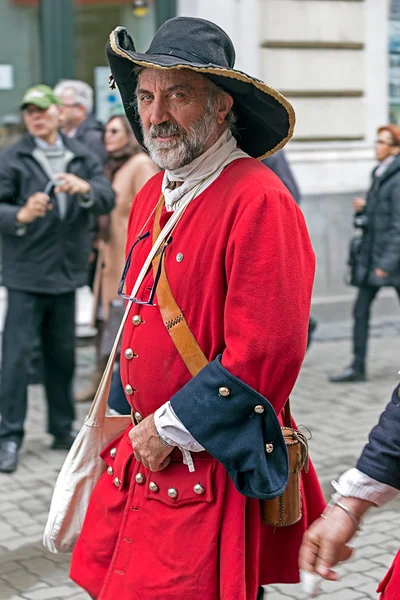 Retrato de un soldado medieval que marchaba por la calle — Foto de Stock