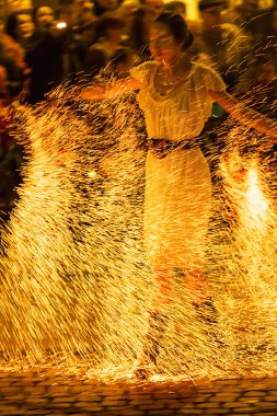 Kadın ateş gösterisi