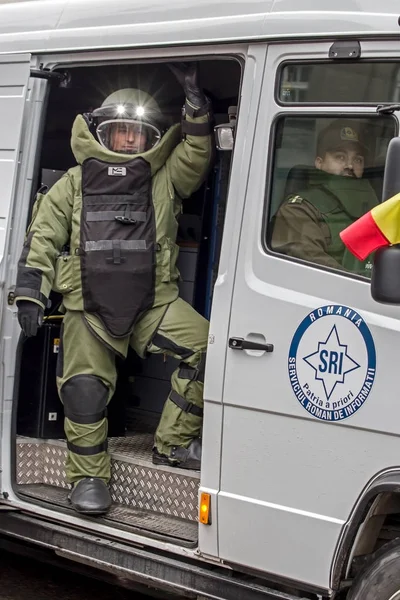 Policia do esquadrão anti-bombas simulando uma missão — Fotografia de Stock