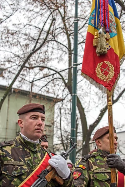 Soldaten in formatie met vlag — Stockfoto