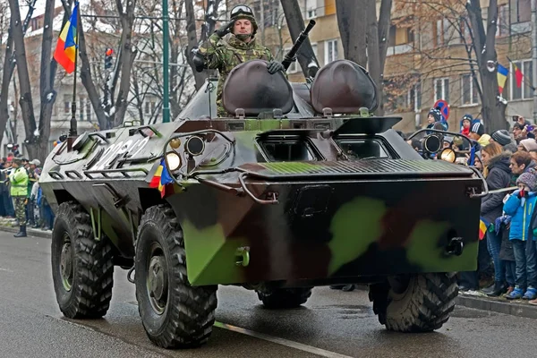 Soldaat in een gepantserde auto geven een officieel groet — Stockfoto