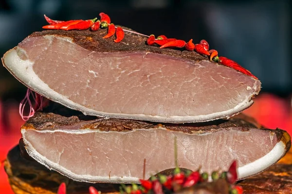 Trozos de tocino de cerdo ahumado y jamón superpuestos — Foto de Stock