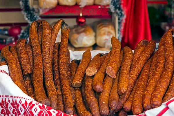 Saucisses traditionnelles roumaines, carnati, placées dans une bassine en osier — Photo