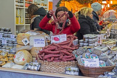 Kadın Satılık İtalyan geleneksel gıdalar Noel Fuarı
