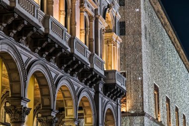 Noel zamanında ışıklar ile bina dekorasyon