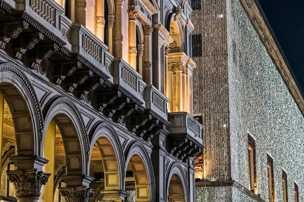 Noel zamanında ışıklar ile bina dekorasyon