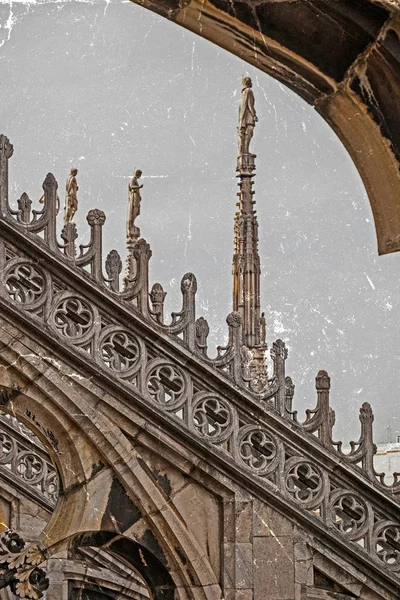 Vecchia foto con dettagli architettonici dal tetto del Cath di Milano — Foto Stock