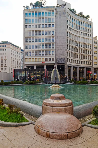 Public fountain at Milan and building with hanging garden — Stock Photo, Image