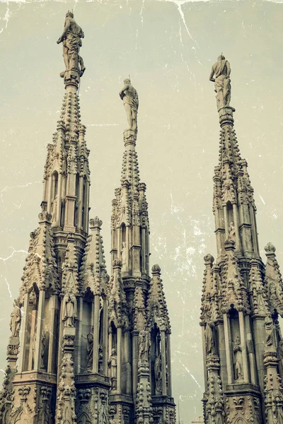 Foto antiga com as famosas torres da Catedral de Milão, Itália — Fotografia de Stock