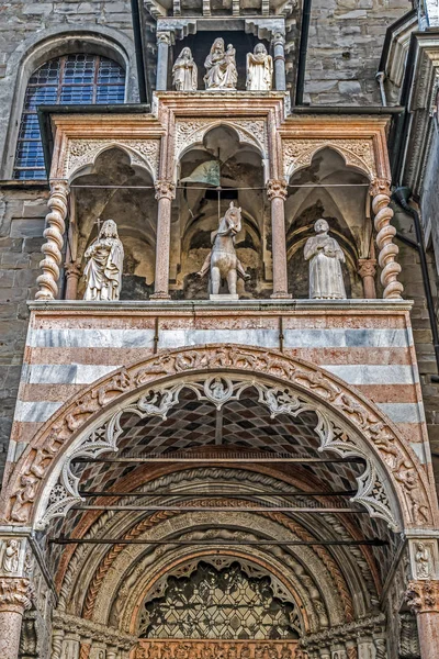 Parte della facciata della Basilica di Santa Maria Maggiore, Bergamo, Ital — Foto Stock
