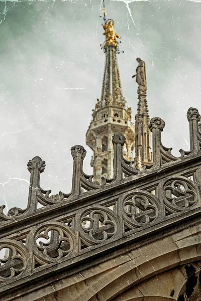 Stará fotka s architektonickými detaily ze střechy Milana Cath — Stock fotografie