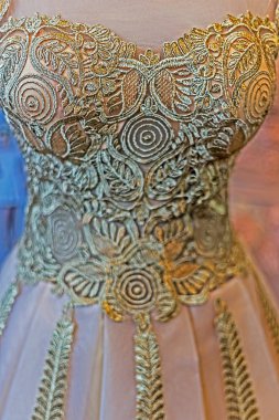 ayrıntılı bir gelinlik