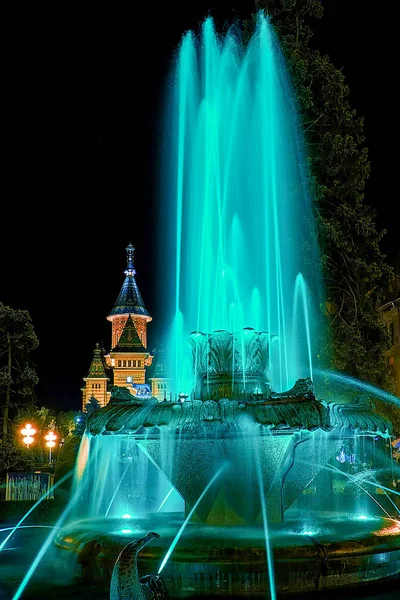 Fontana illuminata ciano sulla Plaza Opera a Timisoara — Foto Stock