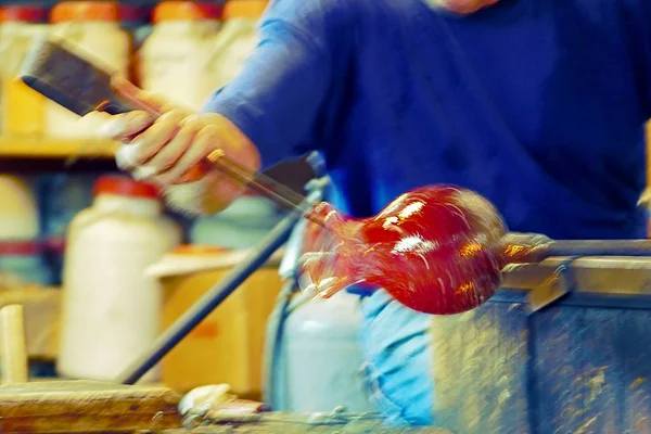 Glassworker in actie in het Murano-glassfactory — Stockfoto