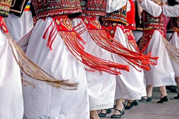 Danza tradizionale rumena con costumi specifici — Foto Stock